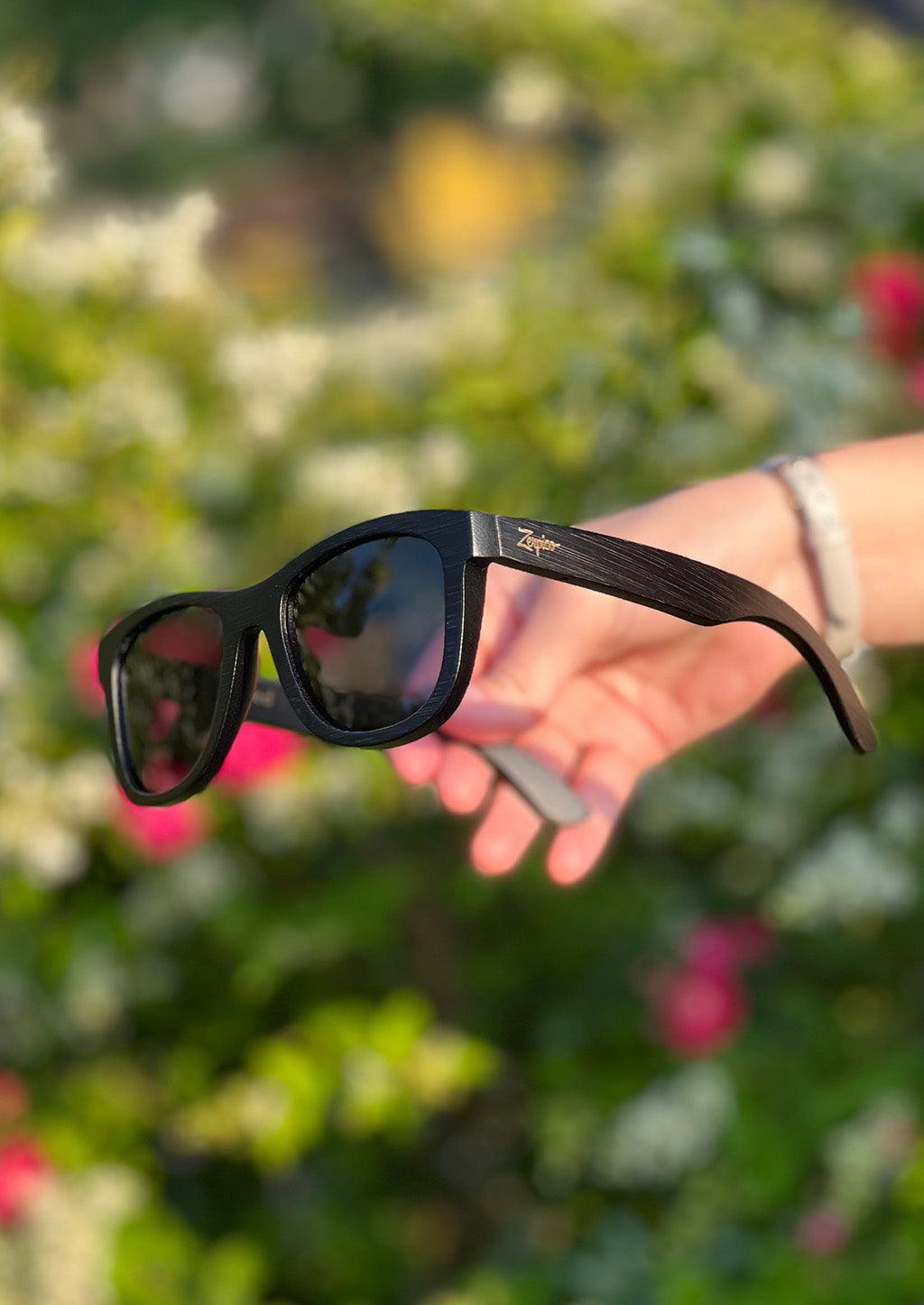 Eyewood Wayfarer Special Ed Onyx Edge Óculos de Sol em Madeira de Bambu Preto com Design Sustentável e Estilo Moderno