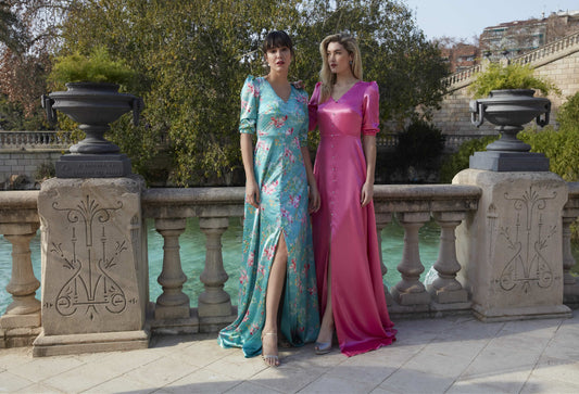 Vestido Sevilla Com Decote Em V Pronunciado E Mangas Compridas Com Volume Nos Ombros Silhueta Sofisticada Andaluz