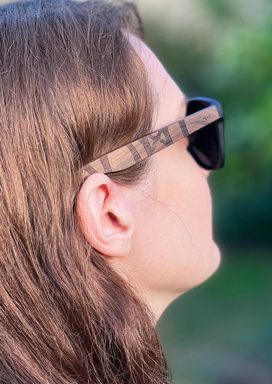 Eyewood Óculos de Sol de Madeira Gravados com Runas Viking Suomi Estilo Wayfarer Artesanais