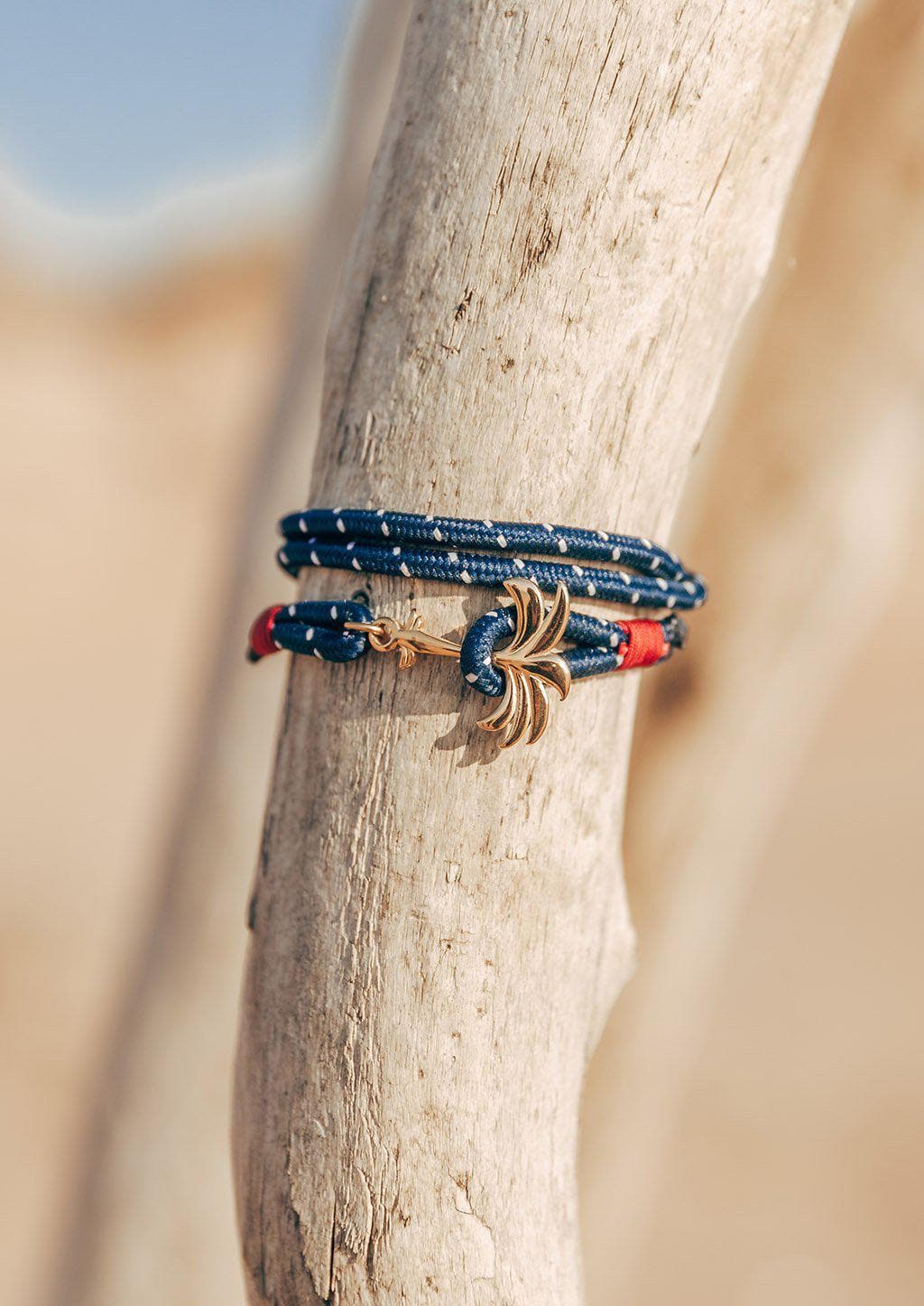 Pulseira Palmband Seven Seas Triple De Nylon Trançado Azul E Branco Com Pingente Palmeira Dourado
