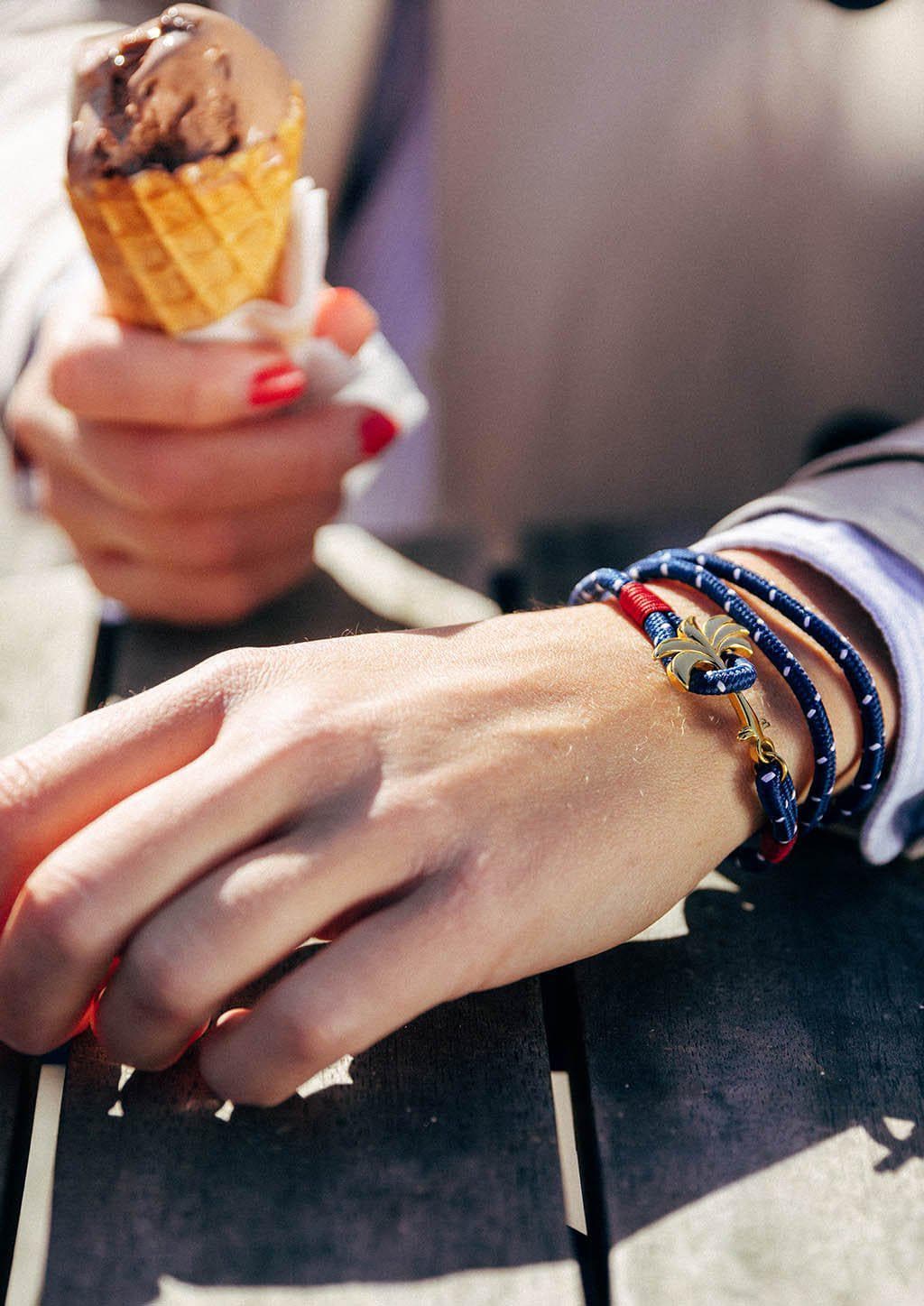 Pulseira Palmband Seven Seas Triple De Nylon Trançado Azul E Branco Com Pingente Palmeira Dourado