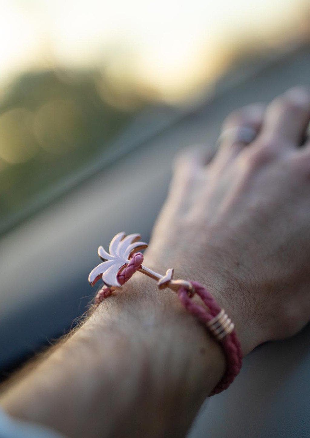 Pulseira Palm Band Flamingo Rose Luxo Moderno Acessível Dia a Dia Símbolo de Positividade e Felicidade