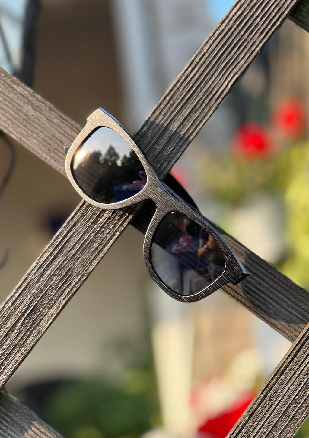Eyewood Wayfarer Special Ed Onyx Edge Óculos de Sol em Madeira de Bambu Preto com Design Sustentável e Estilo Moderno