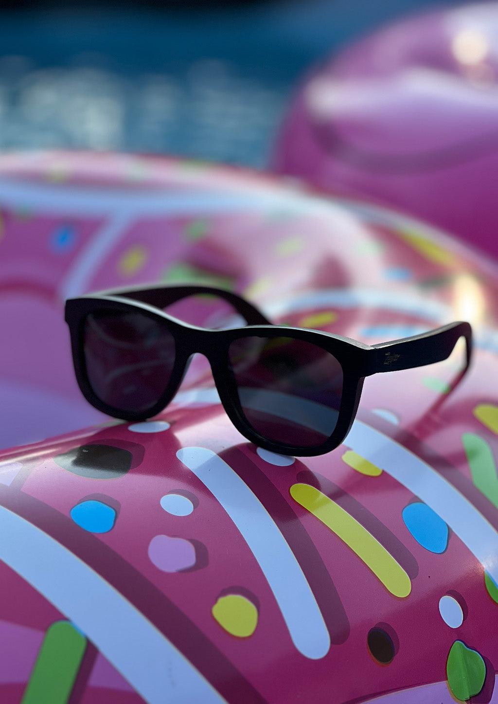 Eyewood Wayfarer Special Ed Onyx Edge Óculos de Sol em Madeira de Bambu Preto com Design Sustentável e Estilo Moderno