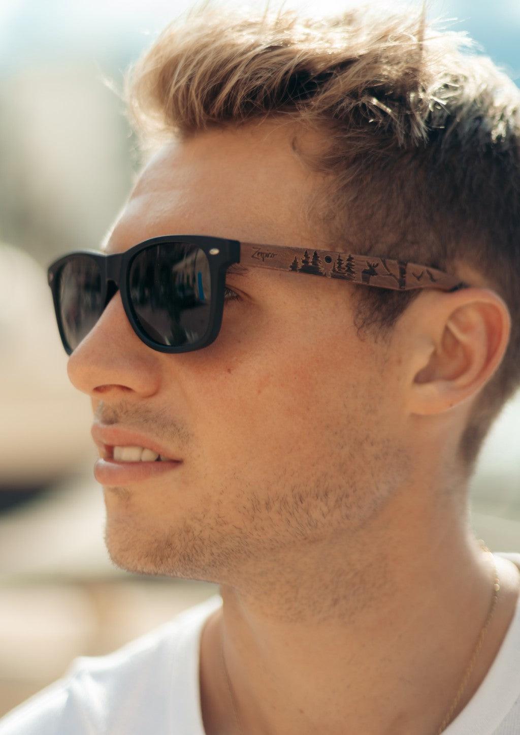 Eyewood The North Óculos De Sol De Madeira Gravados No Estilo Wayfarer Com Armação Plástica E Hastes Em Nogueira