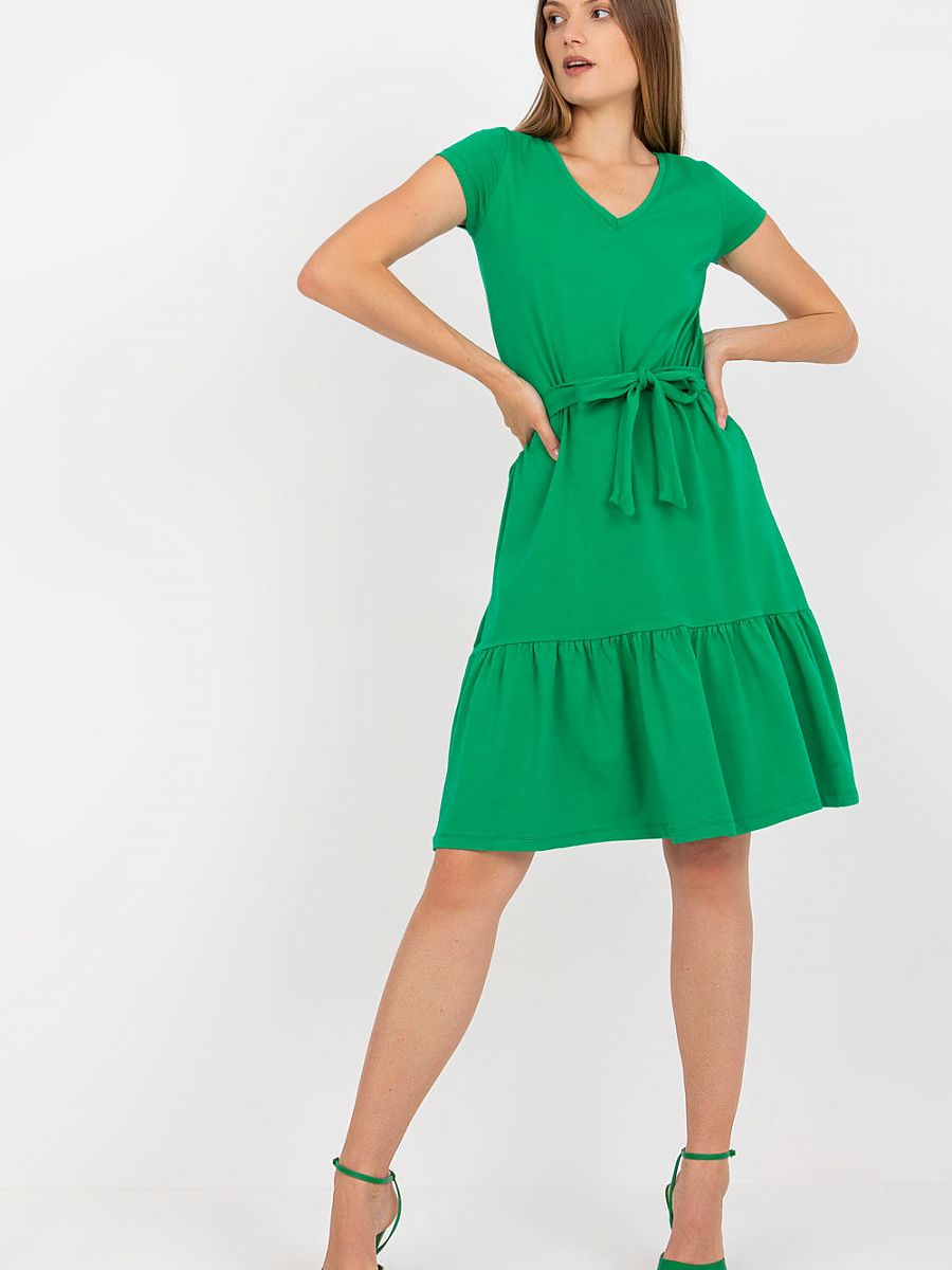 Vestido Verão Rue Paris Modelo 168354 Evasê Manga Curta Decote V Babado Na Barra Amarração Na Cintura