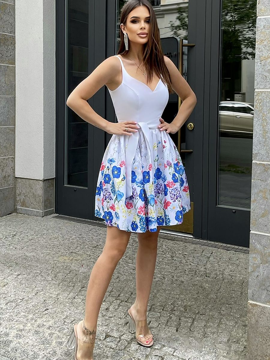 Vestido De Cocktail Modelo 169429 Bicotone Com Flores Tingidas Alças Finas Valorizando Decote E Silhueta