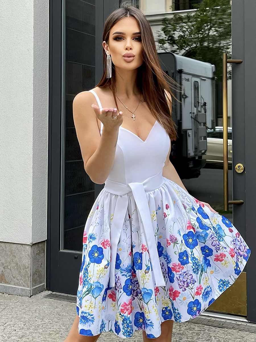 Vestido De Cocktail Modelo 169429 Bicotone Com Flores Tingidas Alças Finas Valorizando Decote E Silhueta